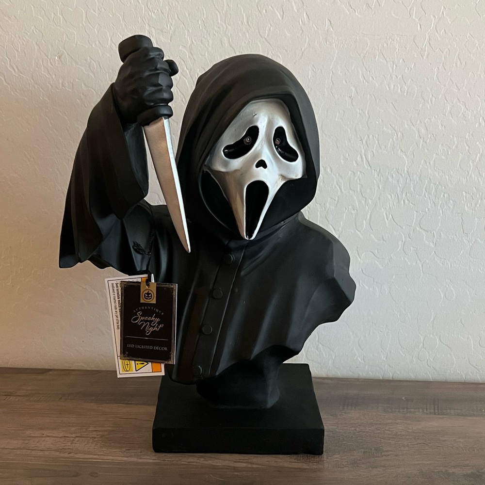 Ghost Face Scream Mask Holding Knife Halloween Resin Decor Spooky Night